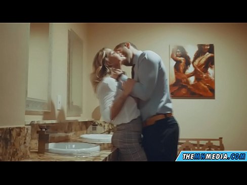 ❤️ 当一个胸大无脑的金发女郎在公共厕所里勾引你时 ❤️❌ Sex video❌️❤